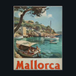 Mallorca Coastal Bliss Vintage Postkarte<br><div class="desc">"Mit unserer Vintagen Coastal Bliss Postkarte bringen Sie sich in die sonnenverwöhnten Küsten Mallorcas. Eine malerische Szene entfaltet sich, die den idyllischen Charme der Küste der Insel mit Bootbooten verziert. Tauchen Sie ein in die Ruhe dieses Vintagen Augenblicks, wo sich die Menschen in der Wärme entspannen und Erinnerungen vor dem...</div>