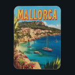 Mallorca Vintag Magnet<br><div class="desc">Mit dieser Postkarte im Vintagen Stil erleben Sie den zeitlosen Charme Mallorcas. Dieses Design mit seinen atemberaubenden Küsten,  historischen Dörfern und malerischen mediterranen Landschaften erinnert an die ruhige Schönheit dieser beliebten Baleareninsel. Diese Postkarte ist perfekt für Sammler,  Reisende oder als nachdenkliches Geschenk geeignet und feiert den anhaltenden Reiz Mallorcas.</div>
