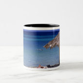 Malmok Beach, Aruba, Niederländische Antillen Zweifarbige Tasse (Mittel)