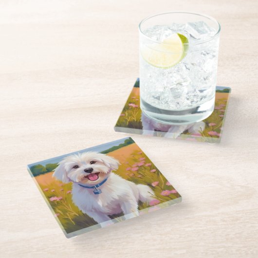 Malteser-Hund-Blumenfeld-Malerei Glasuntersetzer (Schrägansicht)