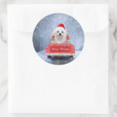 Malteser Hund im Schnee sitzend im Weihnachtswagen Runder Aufkleber (Tasche)
