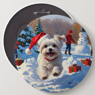 Malteser Hund läuft im Schnee mit Weihnachtshut Button