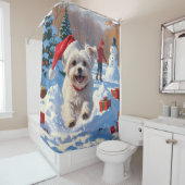 Malteser Hund läuft im Schnee mit Weihnachtshut Duschvorhang (Beispiel)