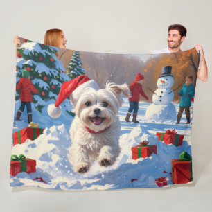 Malteser Hund läuft im Schnee mit Weihnachtshut Fleecedecke