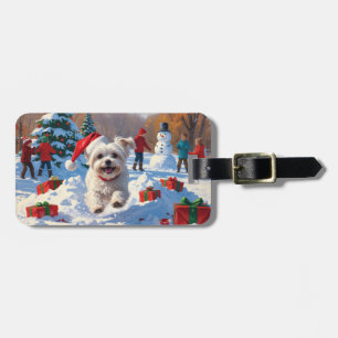 Malteser Hund läuft im Schnee mit Weihnachtshut Gepäckanhänger