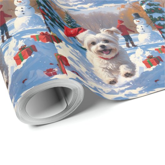 Malteser Hund läuft im Schnee mit Weihnachtshut Geschenkpapier (Rolleneckpunkt)