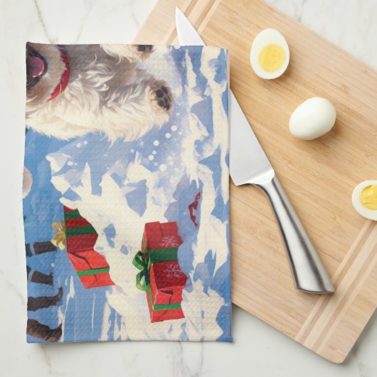 Malteser Hund läuft im Schnee mit Weihnachtshut Geschirrtuch (Viertel Falte)