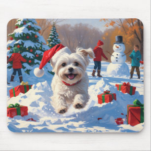Malteser Hund läuft im Schnee mit Weihnachtshut Mousepad