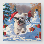 Malteser Hund läuft im Schnee mit Weihnachtshut Quadratische Wanduhr (Vorderseite)