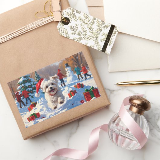 Malteser Hund läuft im Schnee mit Weihnachtshut Rechteckiger Aufkleber (Schenken)