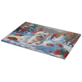 Malteser Hund läuft im Schnee mit Weihnachtshut Schneidebrett (Ecke)