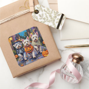 Malteser-Hunde beim Trick-or-Treat in Halloween-Ko Quadratischer Aufkleber