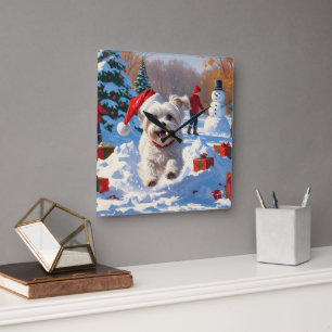 Malteserhund läuft im Schnee mit Weihnachtshut Quadratische Wanduhr