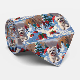 Malteserhund läuft im Schnee mit Weihnachtsmütze Krawatte