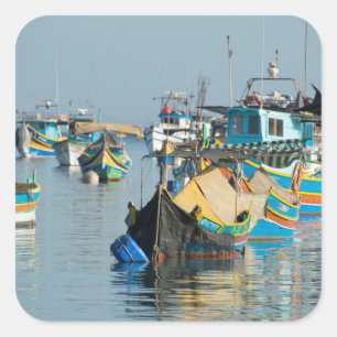 Maltesische Fischerboote   Marsaxlokk in Malta Quadratischer Aufkleber
