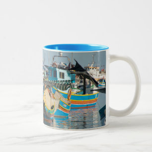Maltesische Fischerboote   Marsaxlokk in Malta Zweifarbige Tasse