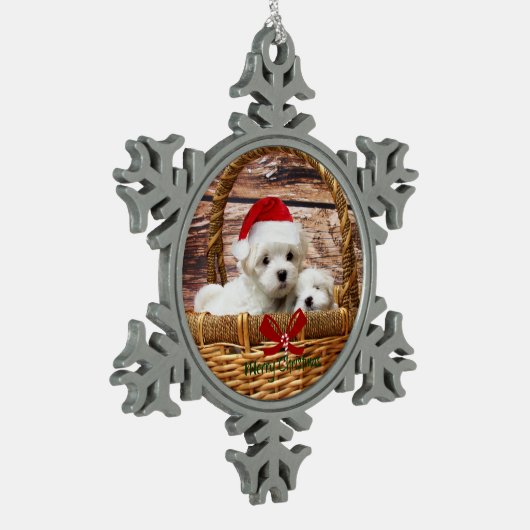 Maltesische Welpen in einem Weihnachtskorb Schneeflocken Zinn-Ornament (Links)