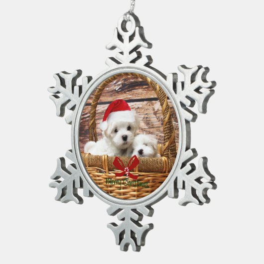 Maltesische Welpen in einem Weihnachtskorb Schneeflocken Zinn-Ornament (Rechts)