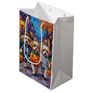 Malti Tzu beim Trick-or-Treaten in Halloween-Kostü Mittlere Geschenktüte