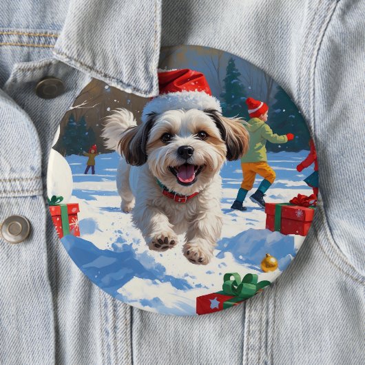 Malti Tzu läuft im Schnee mit Weihnachtshut Button (Beispiel)