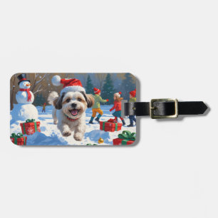 Malti Tzu läuft im Schnee mit Weihnachtshut Gepäckanhänger