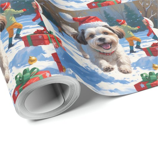 Malti Tzu läuft im Schnee mit Weihnachtshut Geschenkpapier (Rolleneckpunkt)