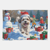 Malti Tzu läuft im Schnee mit Weihnachtshut Geschirrtuch (Horizontal)