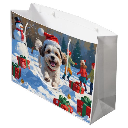 Malti Tzu läuft im Schnee mit Weihnachtshut Große Geschenktüte (Rückseite Schrägansicht)
