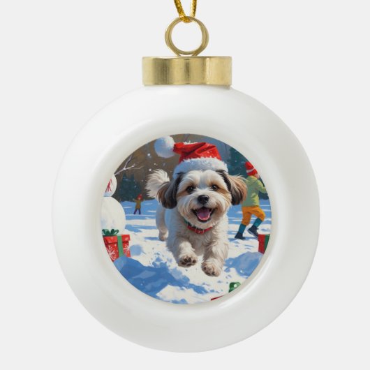 Malti Tzu läuft im Schnee mit Weihnachtshut Keramik Kugel-Ornament (Vorderseite)