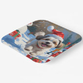 Malti Tzu läuft im Schnee mit Weihnachtshut Pappteller (Gewinkelt)