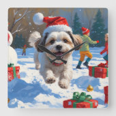 Malti Tzu läuft im Schnee mit Weihnachtshut Quadratische Wanduhr (Vorderseite)