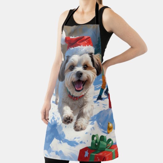 Malti Tzu läuft im Schnee mit Weihnachtshut Schürze (InSitu)