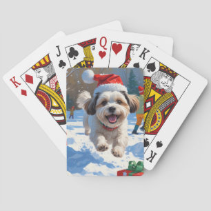Malti Tzu läuft im Schnee mit Weihnachtshut Spielkarten