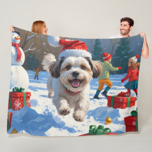Malti Tzu läuft im Schnee mit Weihnachtsmütze Fleecedecke