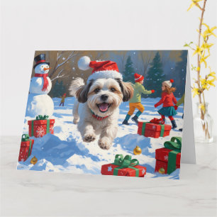 Malti Tzu läuft im Schnee mit Weihnachtsmütze Karte