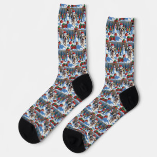 Malti Tzu läuft im Schnee mit Weihnachtsmütze Socken