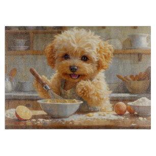 Maltipoo kocht in der Küche Schneidebrett