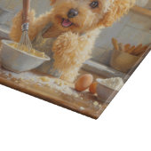 Maltipoo kocht in der Küche Schneidebrett (Ecke)