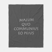 Malum quo communius eo peius fleecedecke (Vorderseite)