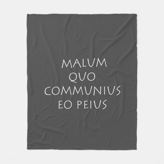 Malum quo communius eo peius fleecedecke (Vorderseite)