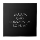 Malum quo communius eo peius fliese (Vorderseite)