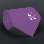 Malvenfarben | Elegante Monogram Name | einseitig Krawatte<br><div class="desc">Eine elegante einseitige Krawatte mit einem fett-weißen Monogramm auf einem lila Hintergrund von Mauve. Zusätzlich zu diesem Monogramm sitzt Ihr Vor- oder Nachname in allen Hauptstädte. Wenn Sie einen mutigeren Blick auf den persönlichen Namen im großen Buchstaben bevorzugen, können Sie folgendes tun: Benutzen Sie die Funktion Anpassen/Bearbeiten und klicken Sie...</div>