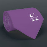 Malvenfarben | Elegante Monogramm Name | beidseiti Krawatte<br><div class="desc">Eine elegante zweiseitige Krawatte mit einem fett-weißen Monogramm auf einem lila Hintergrund von Mauve. Zusätzlich zu diesem Monogramm sitzt Ihr Vor- oder Nachname in allen Hauptstädte. Wenn Sie einen mutigeren Blick auf den persönlichen Namen im großen Buchstaben bevorzugen, können Sie folgendes tun: Benutzen Sie die Funktion Anpassen/Bearbeiten und klicken Sie...</div>