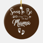 Mama 2023 Schwangerschaftsankündigung Bald Mama Keramik Ornament (Hinten)