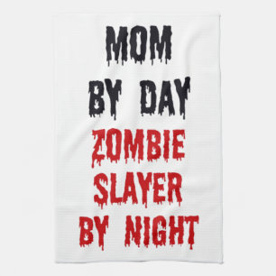 Mama an Tag Zombie Slayer by Night Handtuch