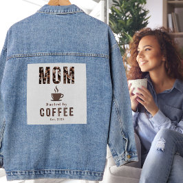 Mama, angetrieben von Kaffee, lustiger Humor Jeansjacke