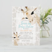 Mama & Baby Giraffe Greige Drive-by Baby Dusche Einladung (Stehend Vorderseite)