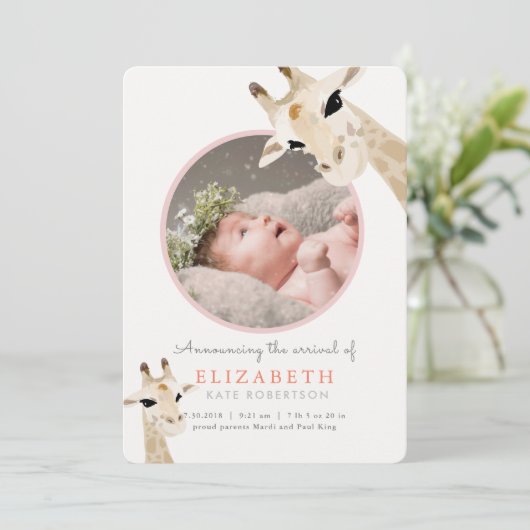Mama & Baby Giraffe Rosa Foto Geburtsankündigung Einladung (Stehend Vorderseite)