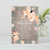 Mama & Baby Giraffe Rustic Wood Floral Baby Dusche Einladung (Stehend Vorderseite)