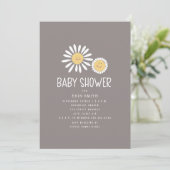Mama Baby Smiling Daisies Amethyst Babydusche Einladung (Stehend Vorderseite)